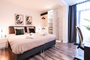 1 slaapkamer, een bureau, een strijkplank/strijkijzer, reisbedje