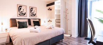 Perfect for students or visitors: a 1-bedroom apartment near Tilburg University, with easy access to 013 Poppodium, Efteling, Safari Park Beekse Bergen, and the vibrant Piushaven nightlife.