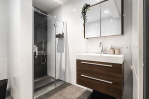 Hair dryer, towels - Perfect for students or visitors: a 1-bedroom apartment near Tilburg University, with easy access to 013 Poppodium, Efteling, Safari Park Beekse Bergen, and the vibrant Piushaven nightlife. (Tilburg)