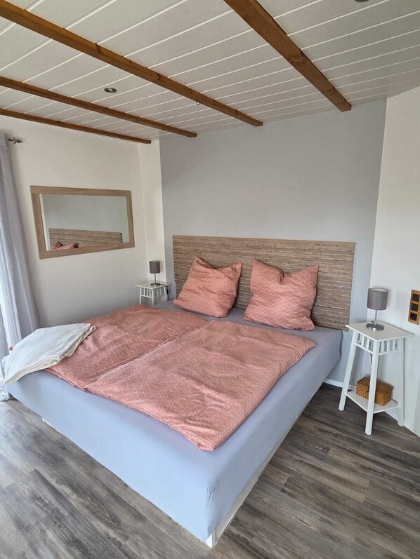 1 bedroom, desk, free WiFi, bed sheets