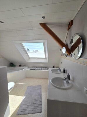 Towels, soap, toilet paper - Modern vacation apartment in the countryside - lakes, cycle paths & events nearby, 2 pers. (Korbach)
