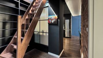 Departamento Confort, vista a la ciudad | Área de sala de estar | Smart TV