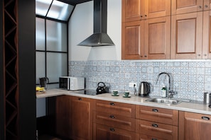 Apartamento Confort, vistas a la ciudad | Cocina básica privada | Cafetera o tetera y hervidor eléctrico
