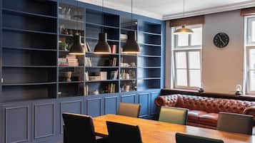 Comfort Apartment, City View | Living room | Smart TV