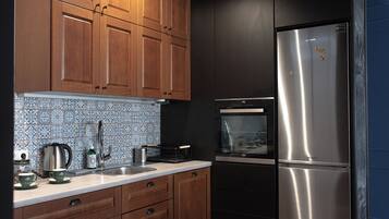 Departamento Confort, vista a la ciudad | Cocineta privada | Cafetera y tetera y tetera eléctrica