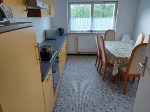 Jääkaappi, mikroaaltouuni, uuni, liesi