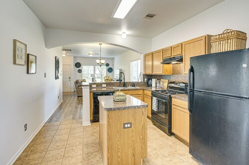 < 1 Block to Park: Family-friendly Houston Home!