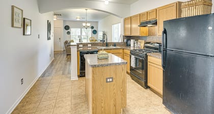< 1 Block to Park: Family-friendly Houston Home!
