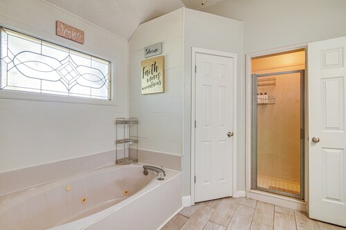 Residential Cul-de-sac: Suburban Memphis Hideaway!