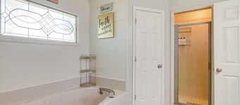 Residential Cul-de-sac: Suburban Memphis Hideaway!