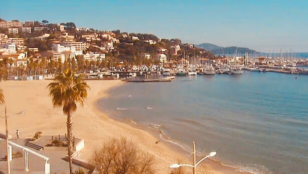 A coastal town with a beach, boats, and buildings. - Magnificent Grand STUDIO 28m2+ CLIM + sea view Terrace180- / south 8m2/+Box (Asc) (Le Lavandou)