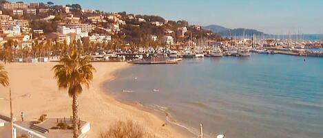 Beach nearby, sun loungers
