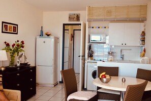 Réfrigérateur, four à micro-ondes, un four, surface de cuisson