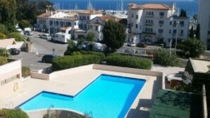 A pool area with a clear view of the surrounding buildings and the sea in the background. - Magnificent Grand STUDIO 28m2+ CLIM + sea view Terrace180- / south 8m2/+Box (Asc) (Le Lavandou)
