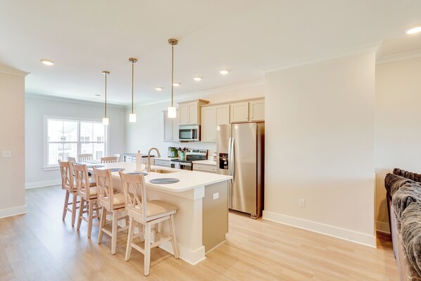 Apartment (3 Bedrooms) | Interior - 2 Mi to Ocean: Townhome w/ Pool & Dog Park in Pcb! (Panama City Beach)