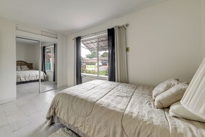 Interior - Canal-front Gem w/ Pool: 3 Mi to Hard Rock Stadium (Miramar)