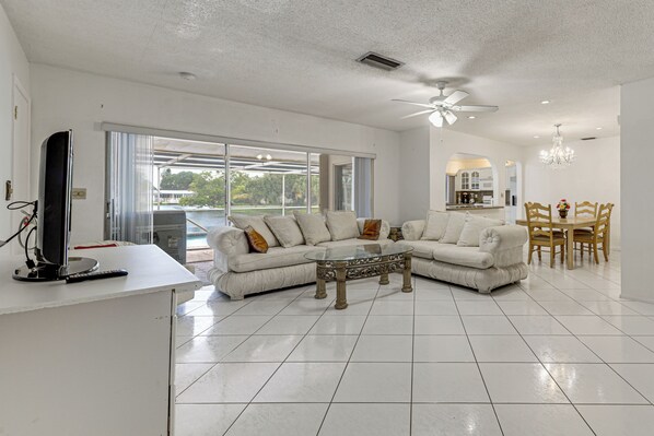 Interior - Canal-front Gem w/ Pool: 3 Mi to Hard Rock Stadium (Miramar)