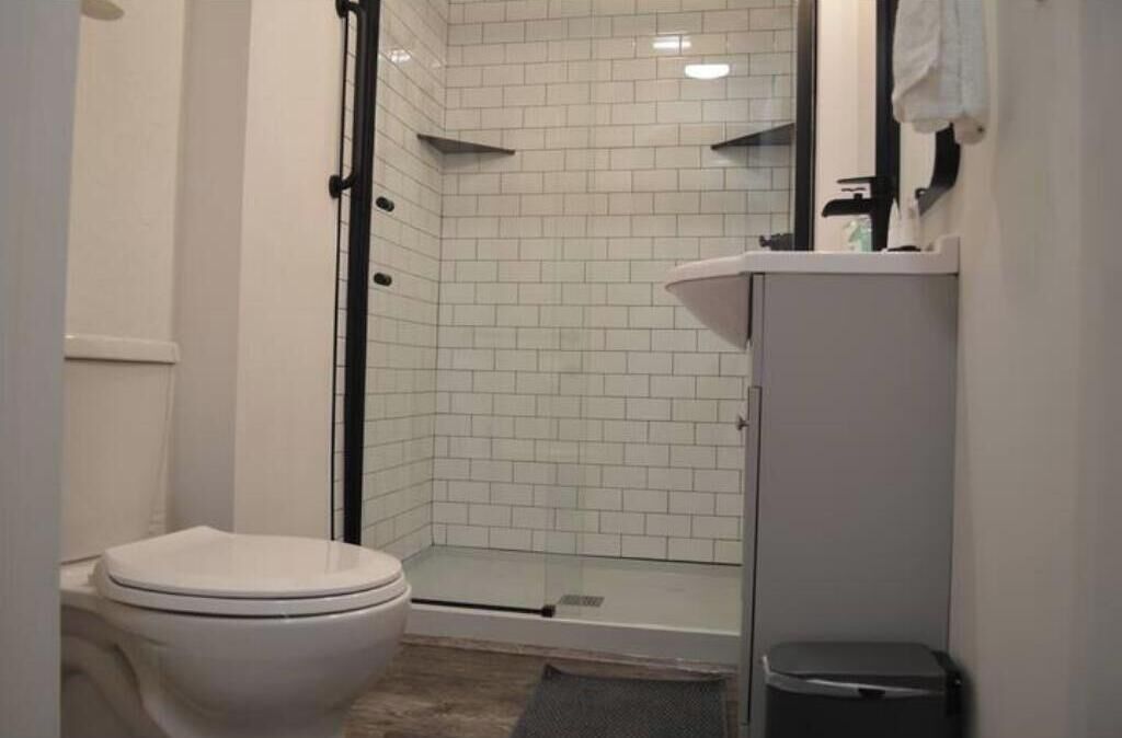 Een douche, een haardroger, handdoeken, zeep