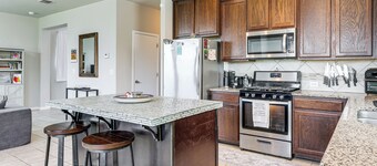 Family Home w/ Pool Access: 5 Mi to Downtown Buda!