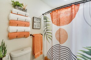 House (2 Bedrooms) | Interior - Walkable & Bright Bungalow in Dtwn Redding! (Redding)