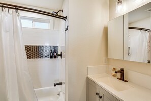 House (2 Bedrooms) | Interior - Walkable & Bright Bungalow in Dtwn Redding! (Redding)
