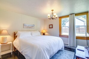 Cottage (3 Bedrooms) | Interior - < 1 Mi to Coquille River: Cottage w/ Private Yard! (Bandon)