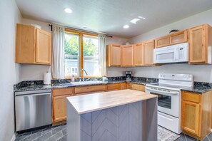 Cottage (3 Bedrooms) | Interior - < 1 Mi to Coquille River: Cottage w/ Private Yard! (Bandon)