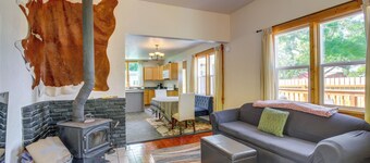 < 1 Mi to Coquille River: Cottage w/ Private Yard!