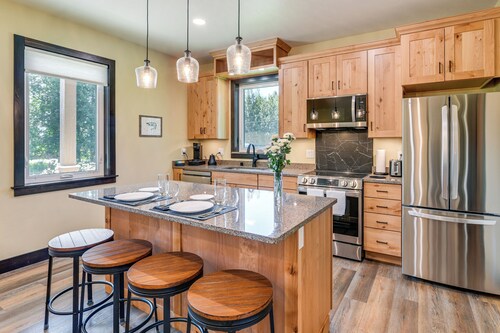 2 Mi to Dtwn Palmer: Custom Valley Home w/ Garage