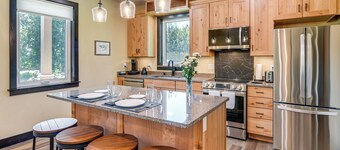 2 Mi to Dtwn Palmer: Custom Valley Home w/ Garage