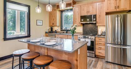 2 Mi to Dtwn Palmer: Custom Valley Home w/ Garage