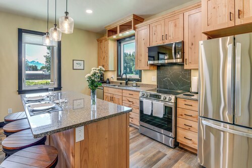 2 Mi to Dtwn Palmer: Custom Valley Home w/ Garage