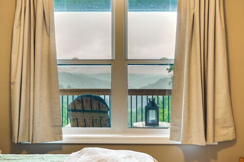 Long-range Views: Blue Ridge Mtn Cabin w/ 3 Decks