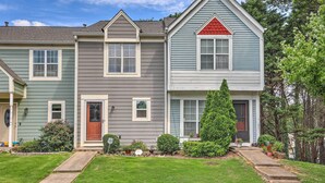 A row of townhouses with a front yard, a small garden, and a clear sky. - Norcross Townhome ~ 18 Mi to Dtwn Atlanta! (Norcross)