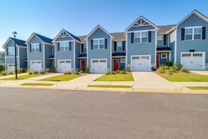 Apartment (3 Bedrooms) | Interior - Modern Townhome w/ Patio 7 Mi to Dtwn Cartersville (Cartersville)
