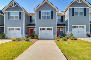 Apartment (3 Bedrooms) | Front of property