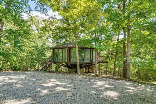 Unique Treehouse Hideaway Near Lake of the Ozarks