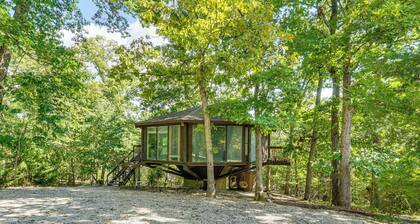 Unique Treehouse Hideaway Near Lake of the Ozarks