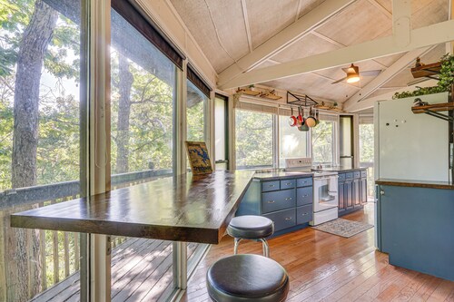 Unique Treehouse Hideaway Near Lake of the Ozarks