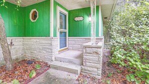 A house with a green exterior, a blue door, and a stone staircase leading to the front porch. - Quiet Retreat in Bluffton: Fish, Hike & Golf (Bluffton)