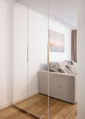 Estudio Deluxe | Ropa de cama hipoalergénica, tabla de planchar con plancha, wifi gratis