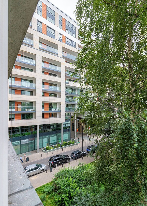 Deluxe-studio | Näkymä kadulle