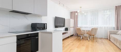 Deluxe Studio | Private kitchenette | Coffee/tea maker, electric kettle
