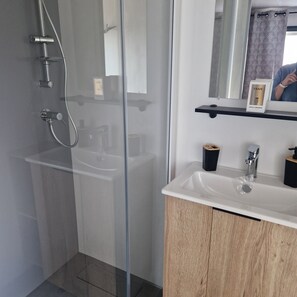 Dusche, Haartrockner, Seife, Toilettenpapier