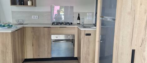 Een microgolfoven, een oven, een kookplaat