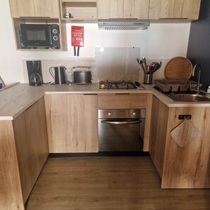 Microwave, oven, stovetop - Bungalow overlooking the Rhône and Condrieu hillsides (Condrieu)
