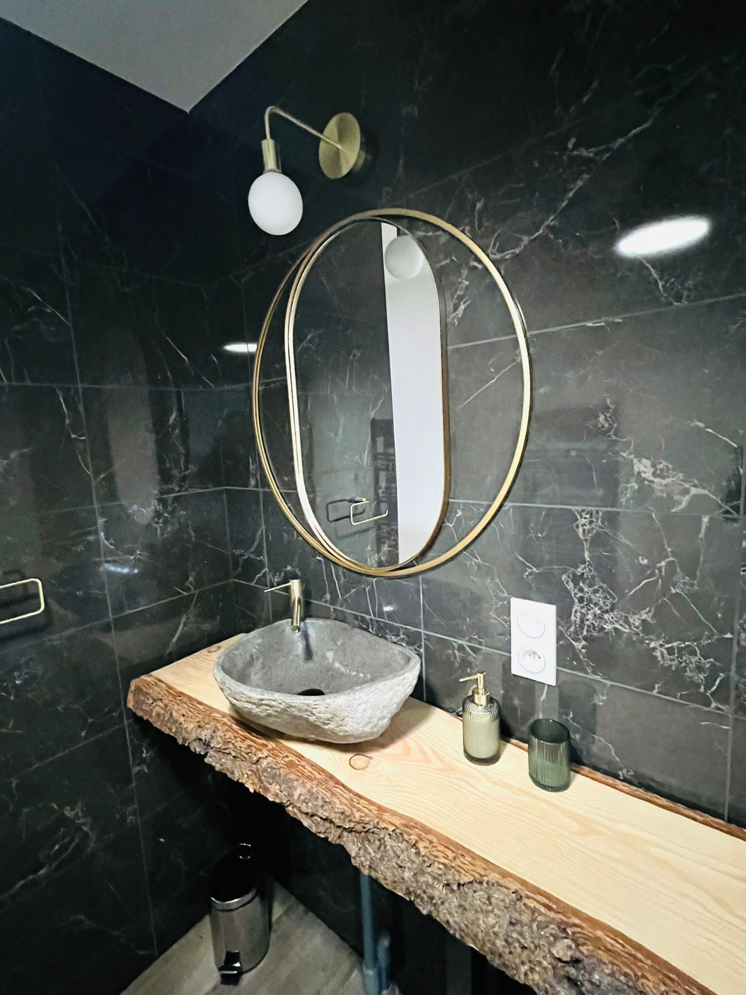 Dusj, hårføner og toalettpapir