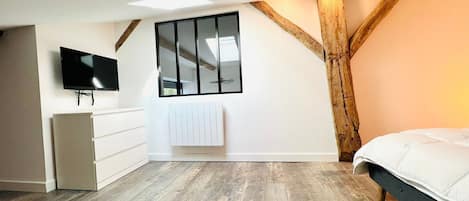 2 bedrooms, iron/ironing board, free WiFi