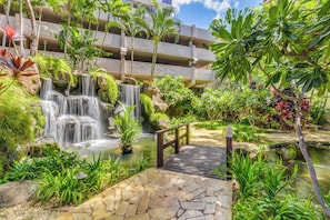 Property grounds - Penthouse Condo with Ocean & Diamond Head Views at The Windsor (Honolulu)