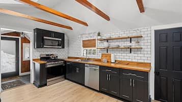 Mikrovågsugn, spishäll och diskmaskin